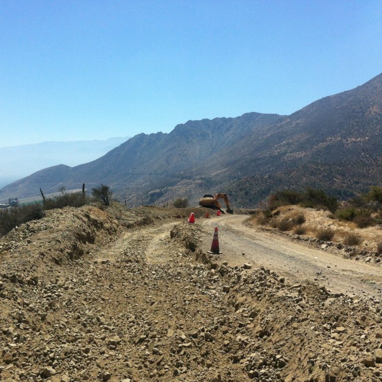 Conformación de subrasantes en camino de montaña