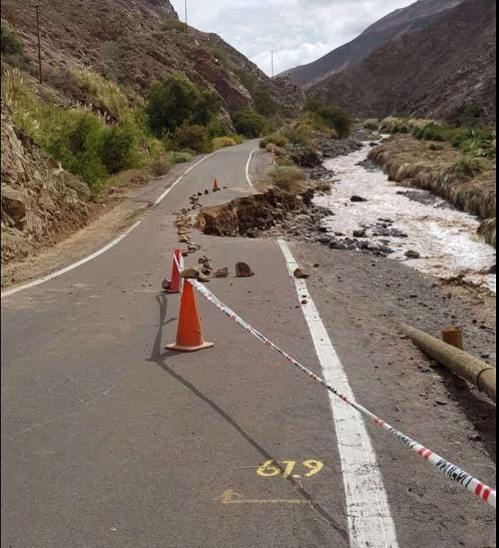 Emergencia vial por socavón en camino