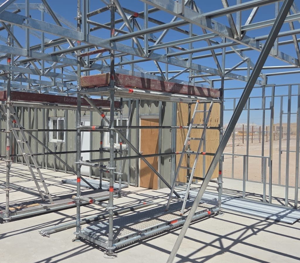 Estructura de pasillos cubiertos entre módulos de faena