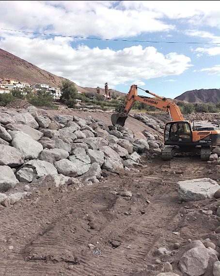 Excavación y enrocado para defensa fluvial