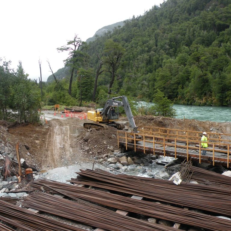 Excavación para fundaciones de puente junto a río