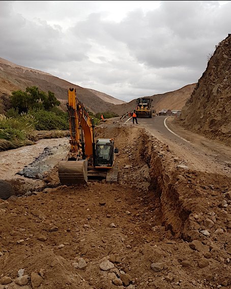 Excavadora en ensanche de camino