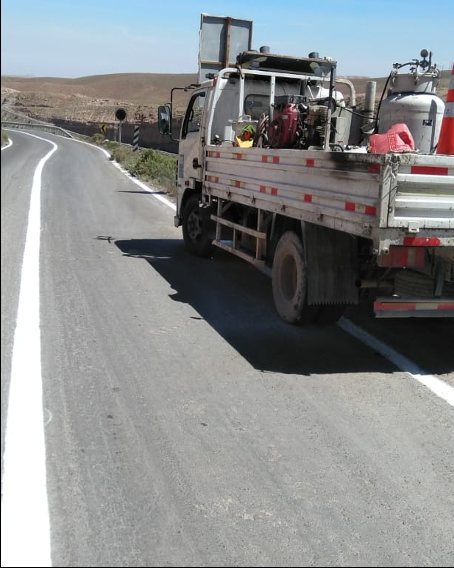 Instalación de señales viales en ruta