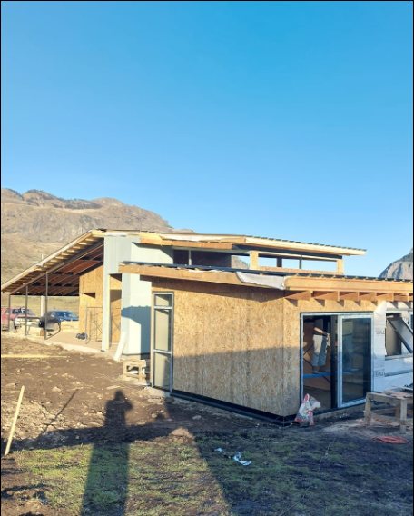 Estructura de madera y paneles de vivienda en construcción, Coyhaique