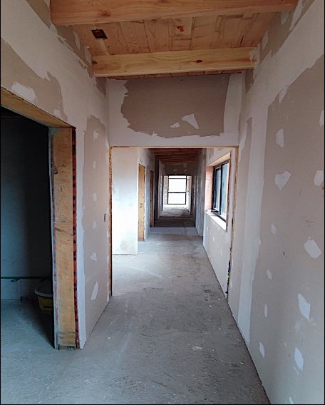 Pasillo interior de vivienda en construcción, Coyhaique